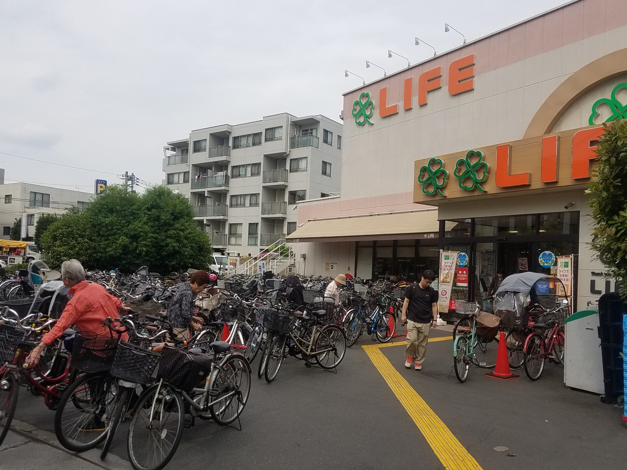 Parking à vélos devant un supermarché Life au Japon