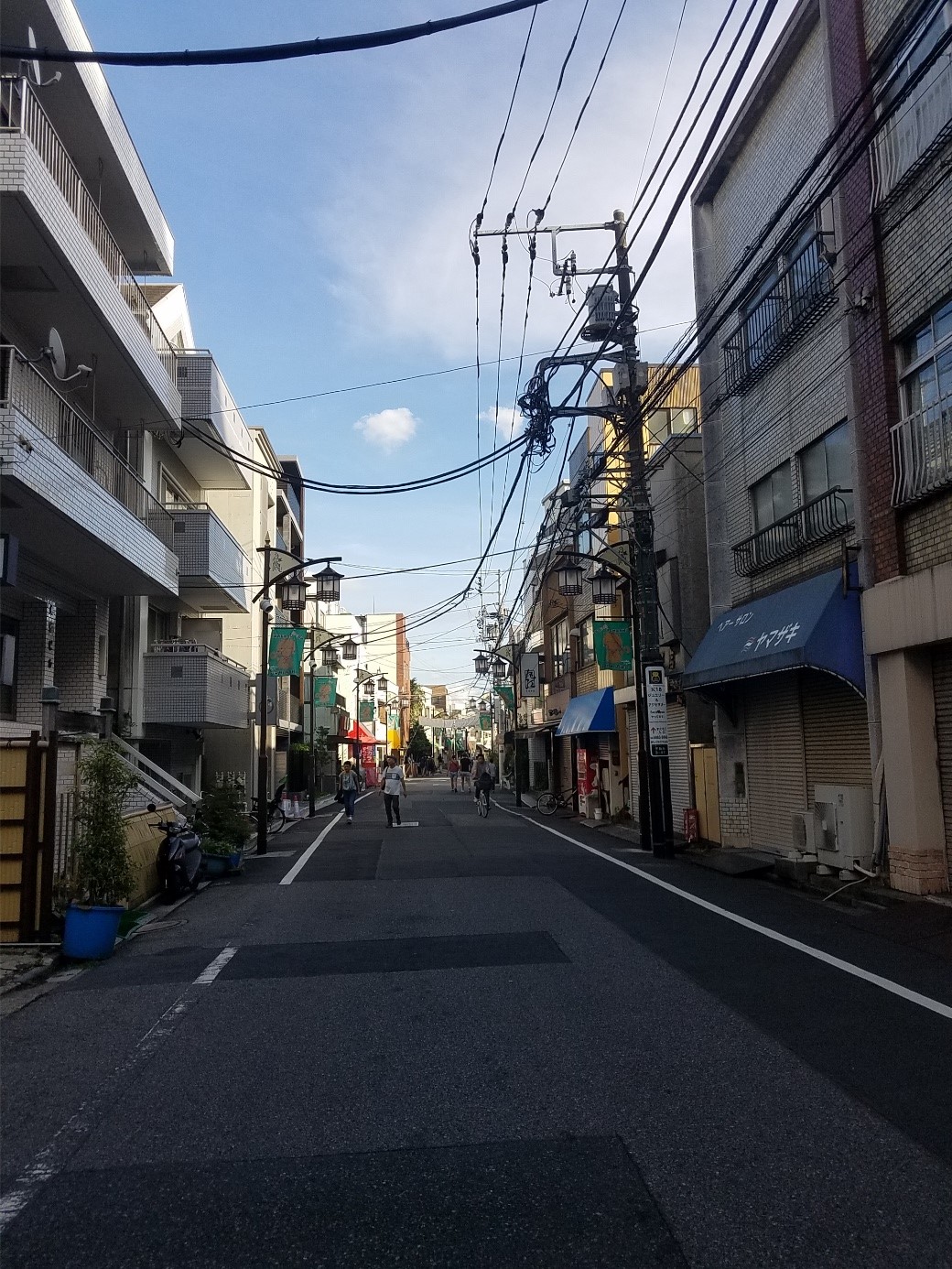 Fils électriques dans la rue au Japon